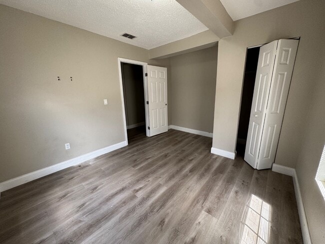 Building Photo - 704 St Clair St