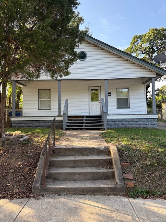 Building Photo - HOUSE:  3 Bed, 1 bath, Large Yard, Newly R...