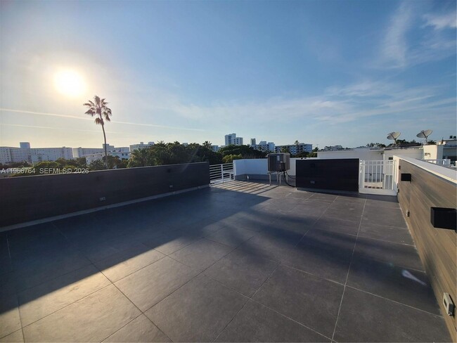 Building Photo - 825 Michigan Ave