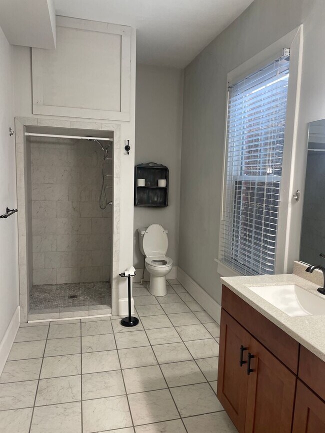 Building Photo - Main128-130