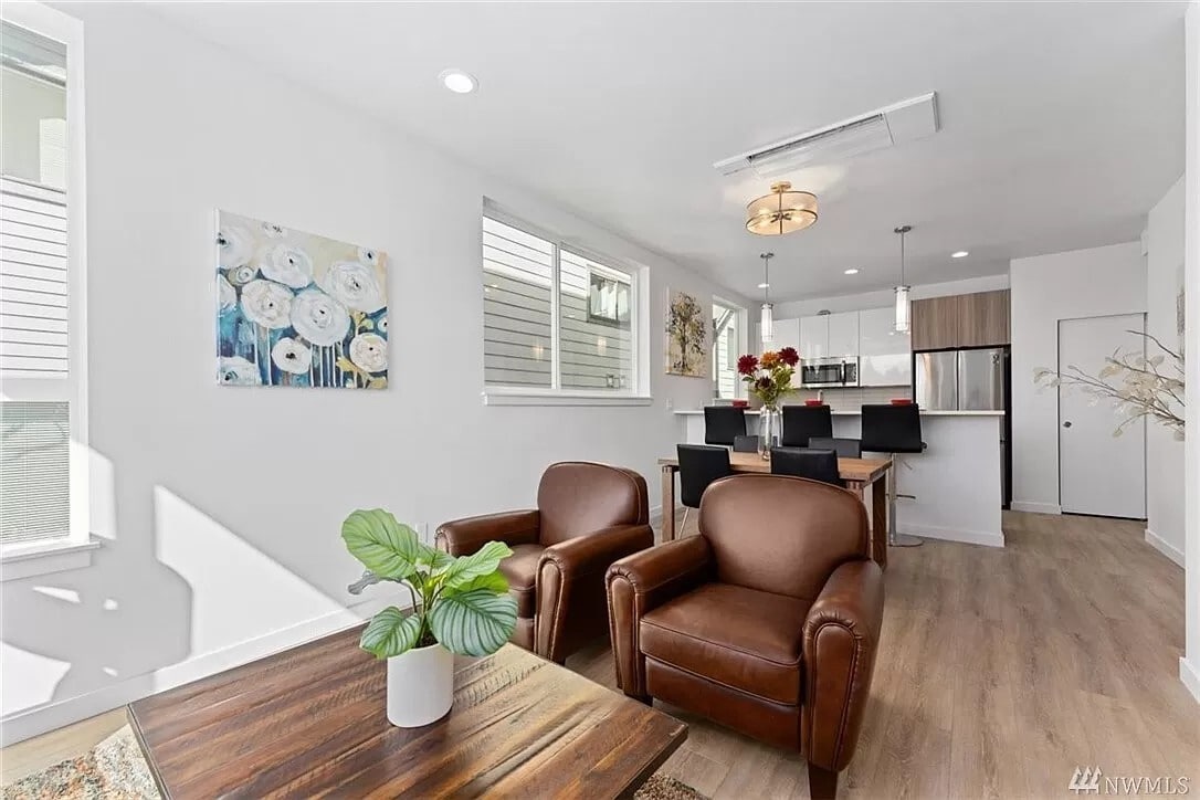 Building Photo - 5712 Roosevelt Way NE