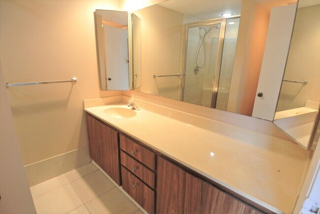 Building Photo - 1008 10th Ct