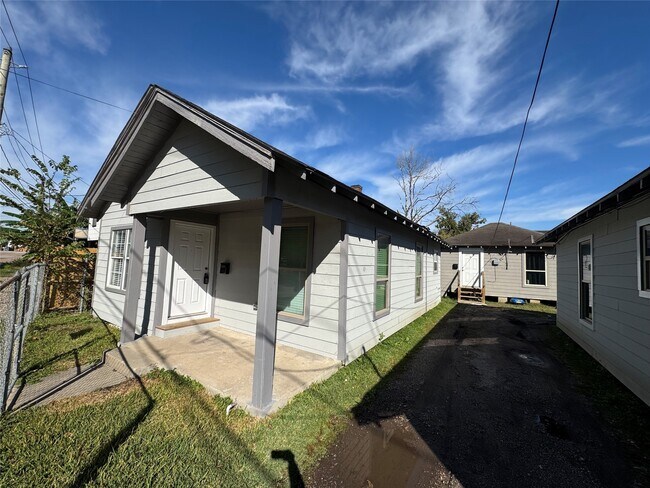 Building Photo - 3231 Holman St