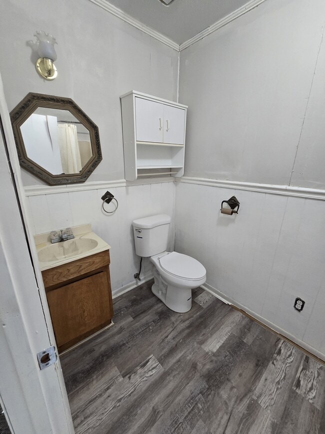 Building Photo - 8 Cedarwood Ave