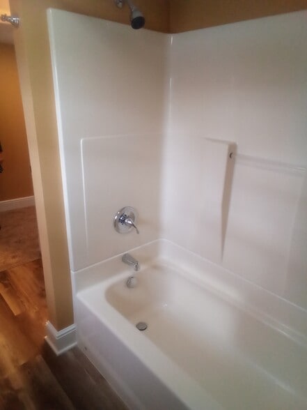 Full Bath - 126 Euclid Pl
