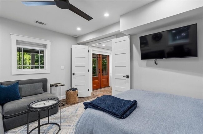 Building Photo - 663 Yorkshire Rd NE