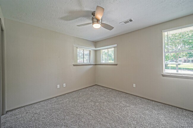 Building Photo - 407 Stratmore Dr