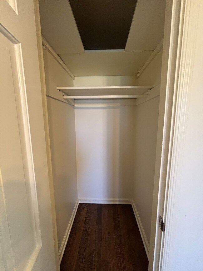 Building Photo - Perfect and Updated Rental close to TU!