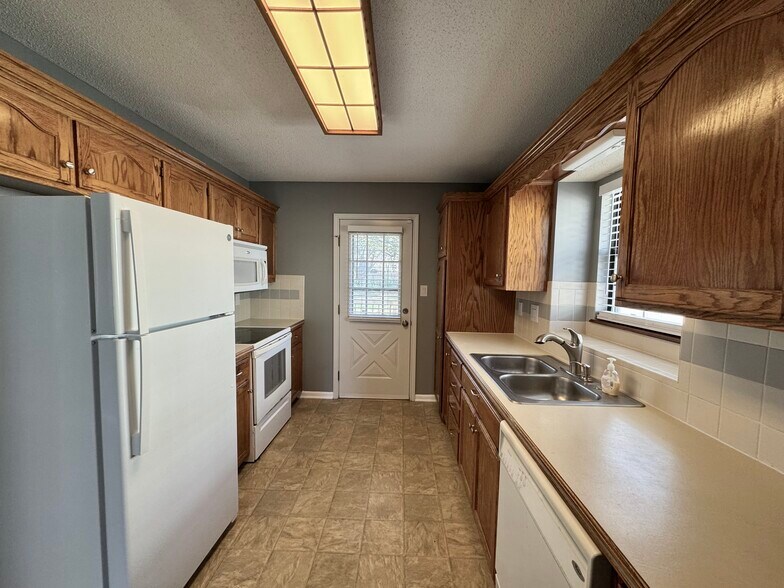 Building Photo - 1412 SW Highland Dr