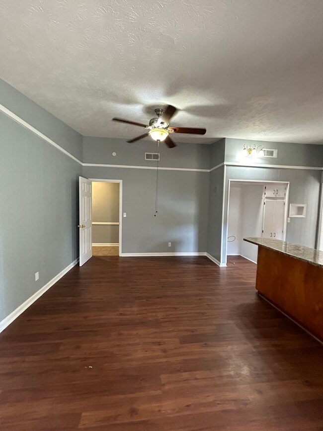 Building Photo - North Columbus and convenient to schools, shopping and I-185.