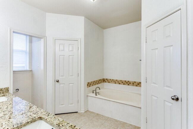 Building Photo - 8434 Golf Club Cir