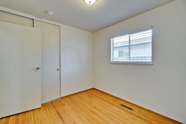 Building Photo - 1109 White Cliff Dr