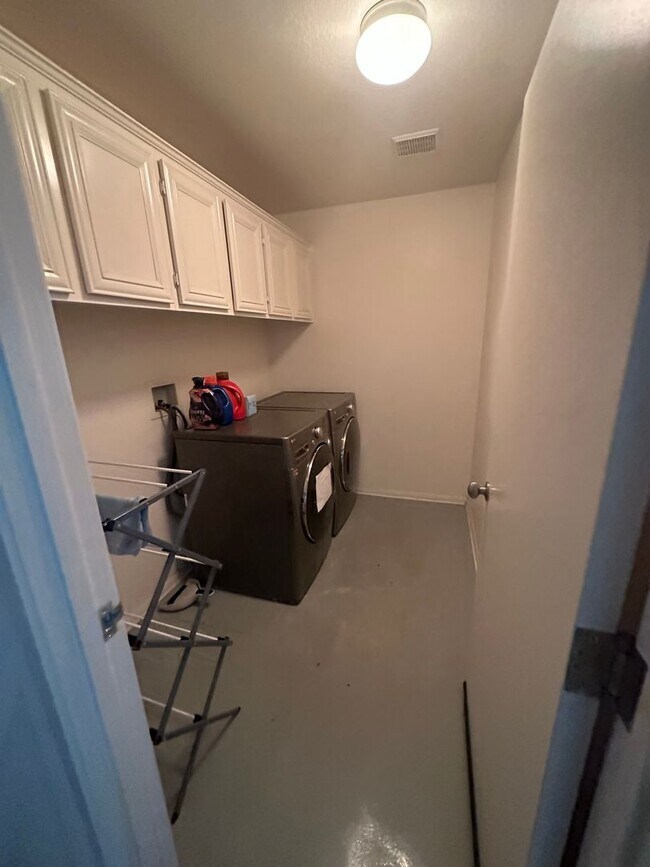 Building Photo - Stunning 3-Bedroom, 2.5-Bath Townhome in the Heart of Torrey Highlands – A Must-See!