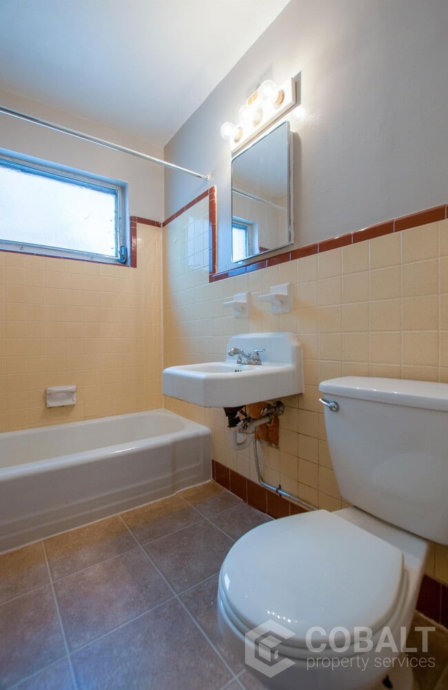 Building Photo - 954 St Charles Ave NE