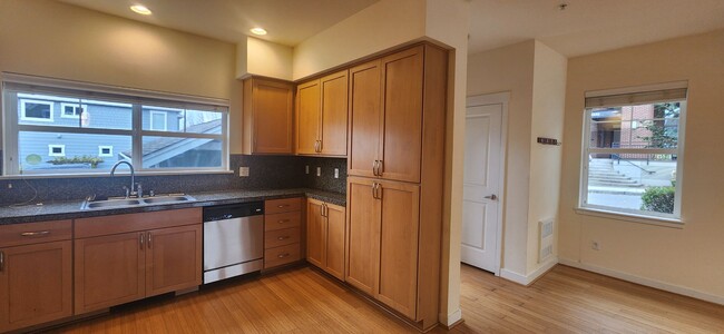 Building Photo - 3 Bed / 2 Bath Issaquah Highlands Townhome...