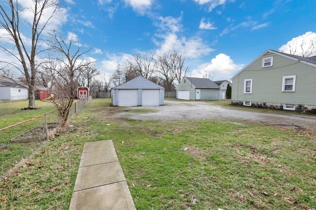 Building Photo - 590-592-592 Robinwood Ave