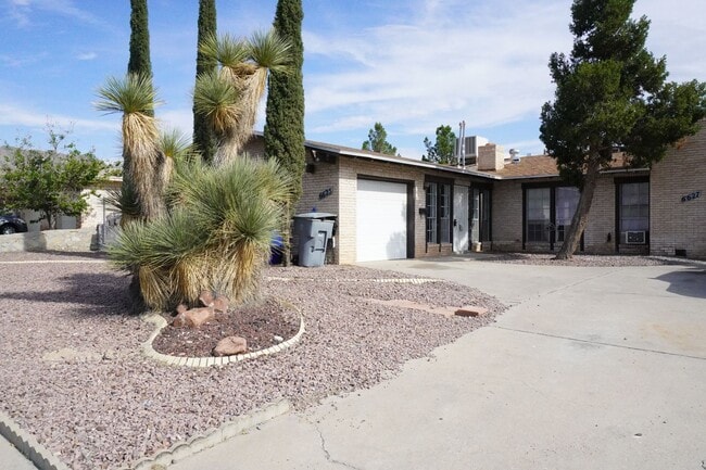 Building Photo - Beautiful Remodeled Duplex with 3 bed-1.5 bath in 79912