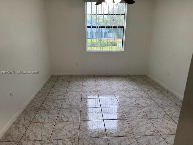 Building Photo - 9460 Fontainebleau Blvd