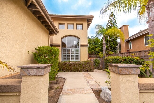 Building Photo - Beautiful + Spacious 4 bedroom/3 bath/3 Ca...