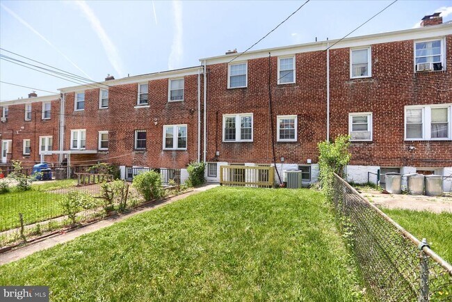 Building Photo - 1323 N Kenwood Ave