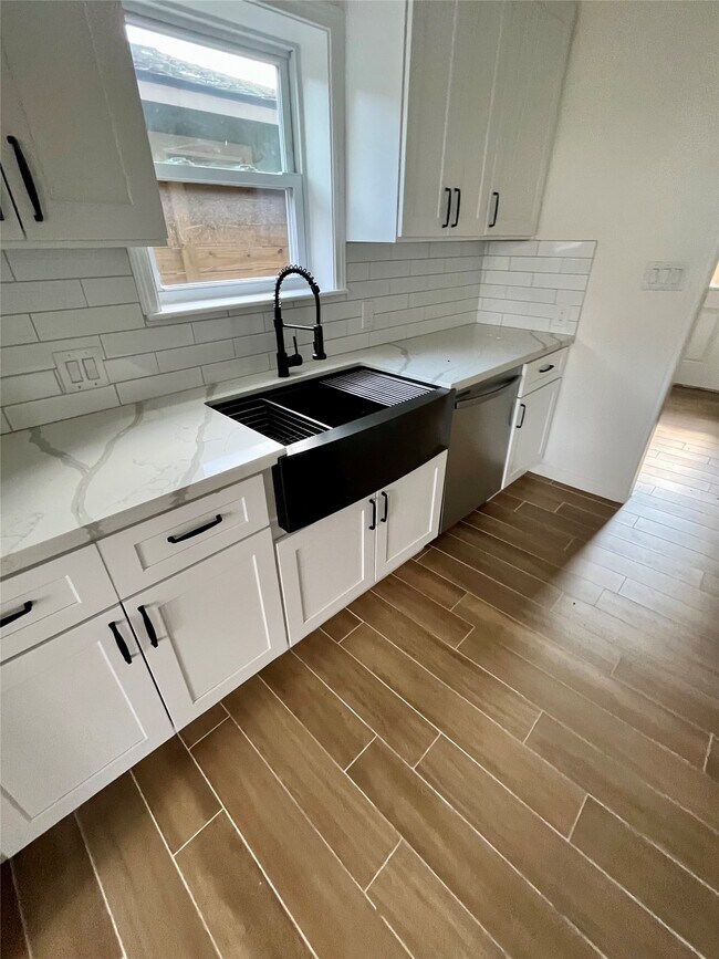 Building Photo - 302 Moody St