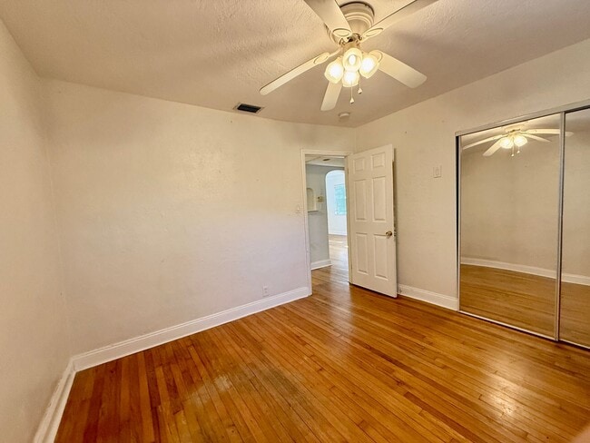 Building Photo - Euclid/Woodlawn Roommate Dream 4/3 home