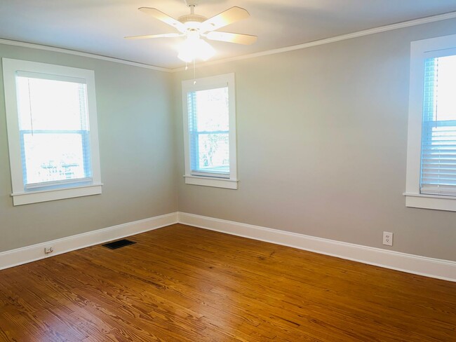 Building Photo - Adorable cottage style home with large fenced in backyard near Downtown Lagrange! Must see!