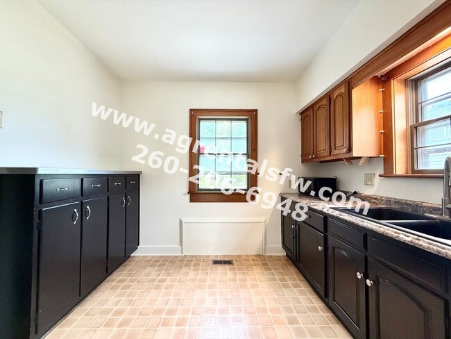 Building Photo - 2 Bedroom House