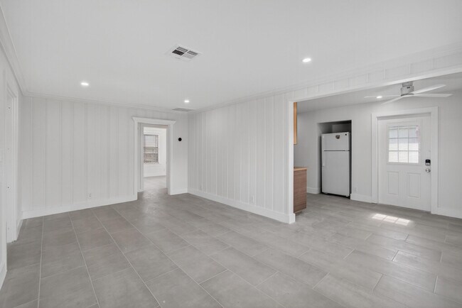 Building Photo - 218 C St