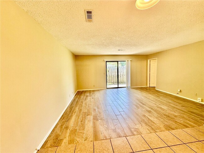 Building Photo - 1320 W Linden St