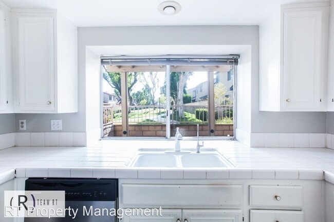 Building Photo - 2 br, 2.5 bath House - Cedar Pointe