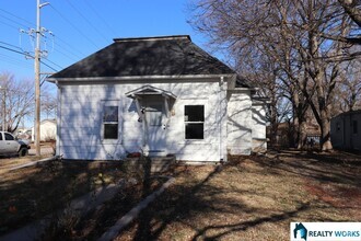 Building Photo - Cozy Two Bedroom Home