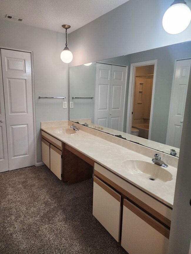 Building Photo - 2bd/2ba Townhome in Georgetown with walk i...