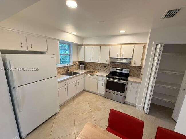 Building Photo - 325 NE 131st St