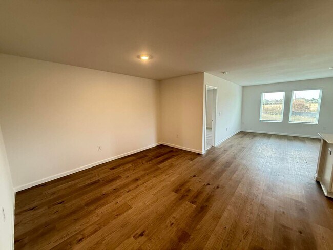 Building Photo - Four Bedroom/Two Bath - Summerdale