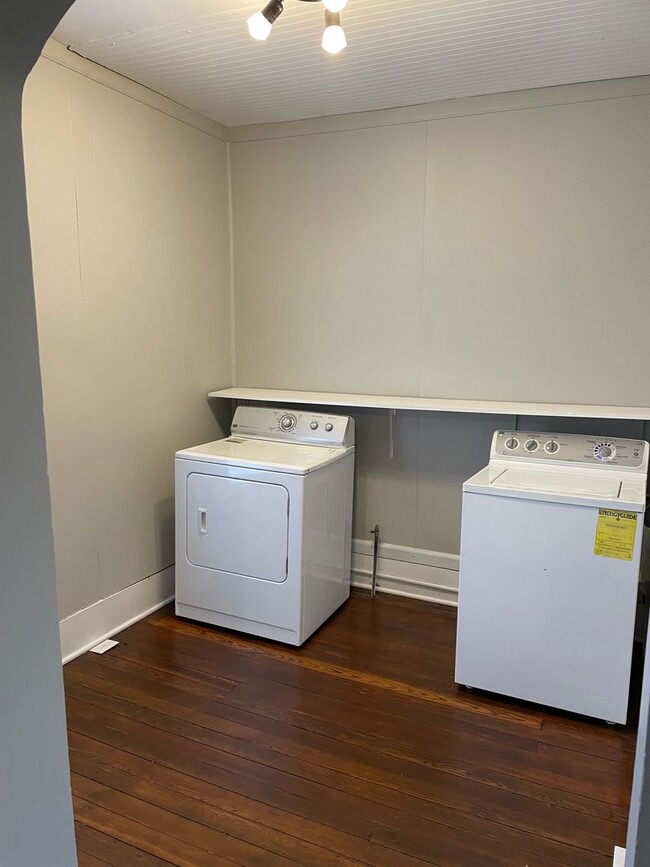Building Photo - Charming 2-Bed, 1.5-Bath Single family hom...