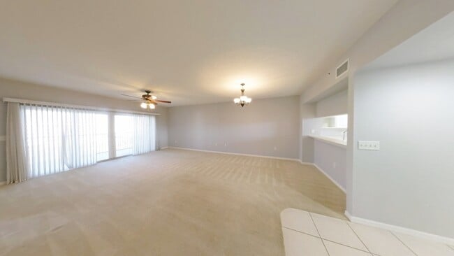 Building Photo - 1200 Country Club Dr