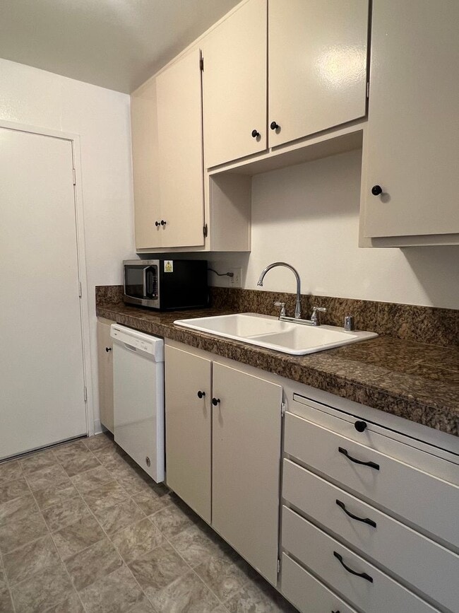 Building Photo - UPSTAIRS 2 BED UNIT IN ROSEVILLE!!