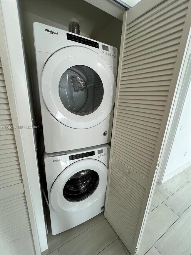 Building Photo - 2000 Metropica Wy