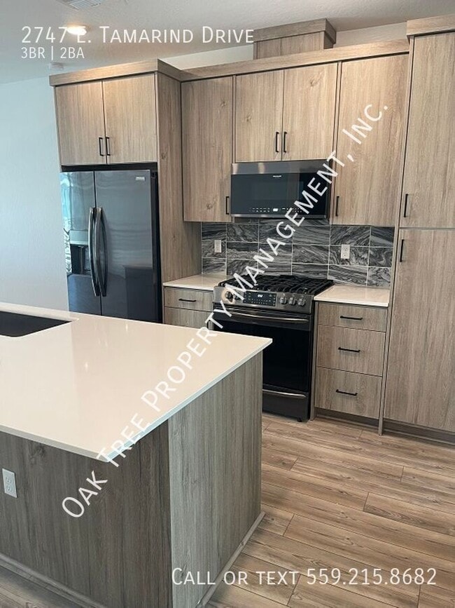 Building Photo - 2747 E Tamarind Dr