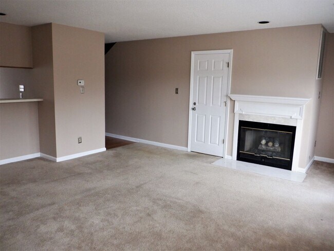 Building Photo - 2 Bedroom/2.5 Bath Spacious Condo in West ...