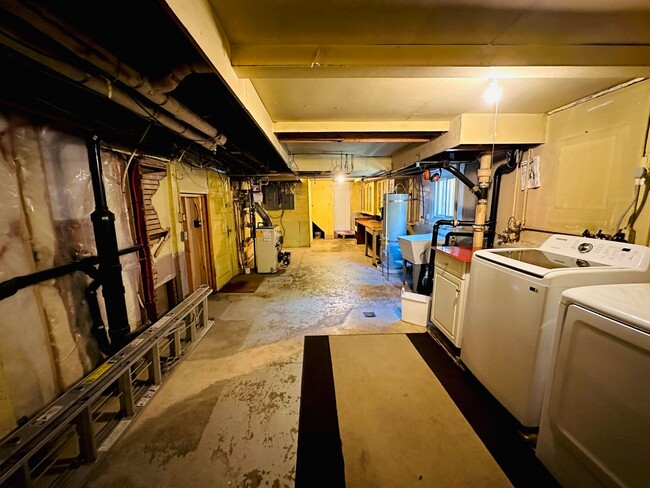 Building Photo - Beacon Hill - "Pretty in Pink" 2 Bedroom /...