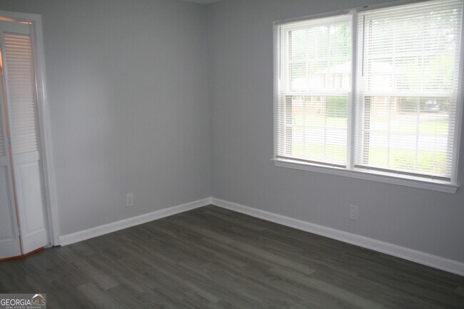 Building Photo - 2075 Pinewood Dr