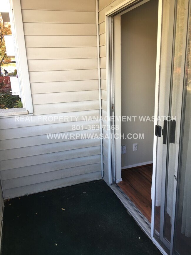 Building Photo - Come See This Spacious 2-bedroom 2-Bath in Downtown Salt Lake City!!
