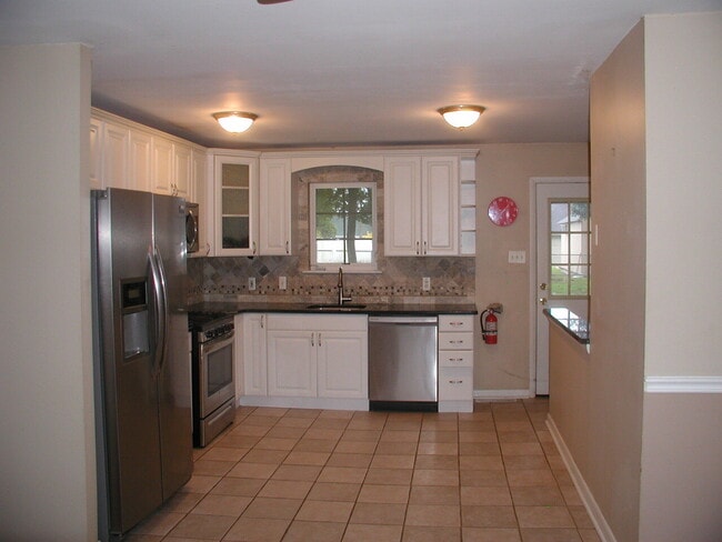 Building Photo - Gorgeous 3 bedroom 2 bath rancher!