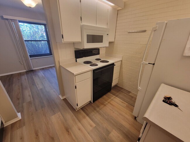 Building Photo - Sunny and Quiet Garden Level 3 bed, 2 bath condo in a convenient East Boulder neighborhood.