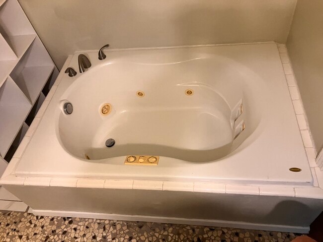 Building Photo - 212 Francis St