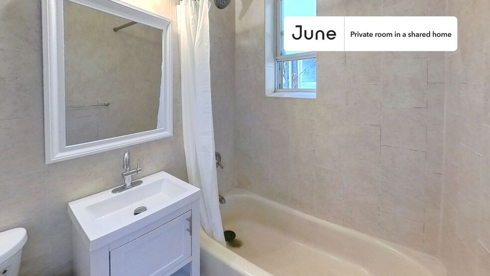 Building Photo - Private bedroom in 4 bed/1 bath Home