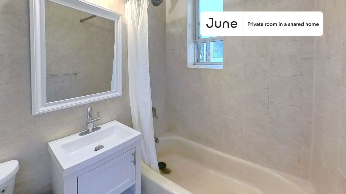Building Photo - Private bedroom in 4 bed/1 bath Home