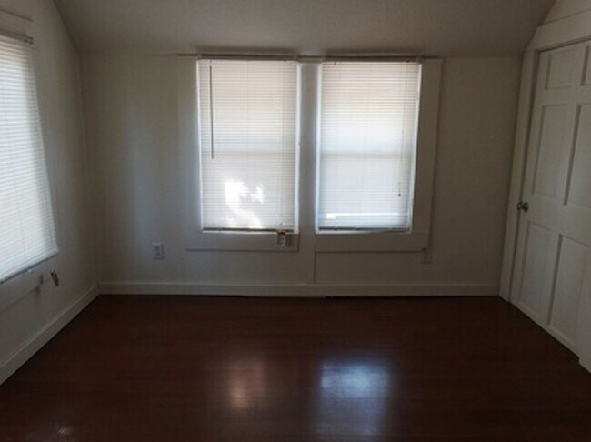 Building Photo - 1000 18th Ave SE